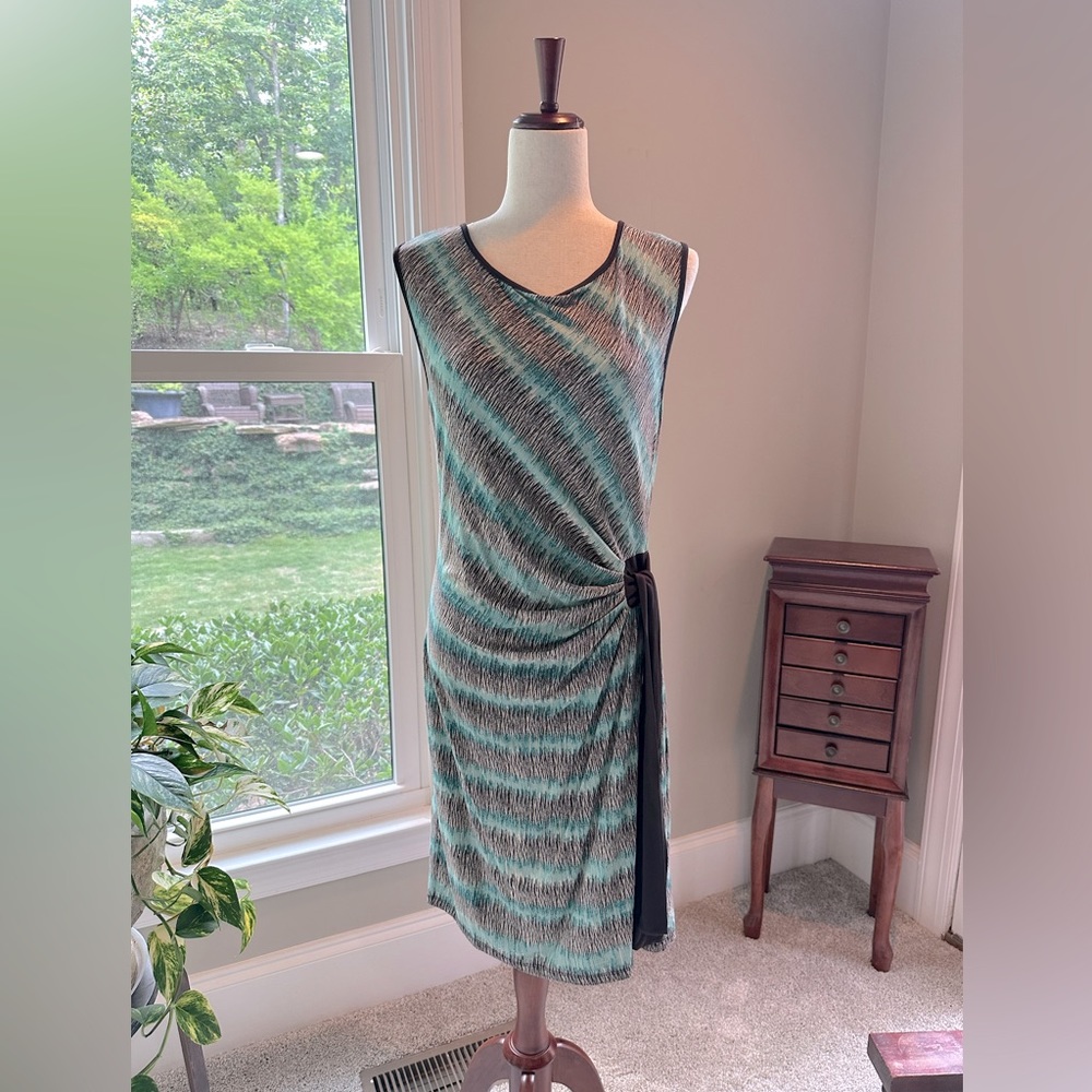 Figure flattering teal/black/white sleeveless dress- wrap style side tie.